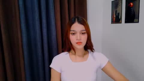 Snapshot of lux_white chatting on 06-19-26, 09:02 queen lux online show from 06-19-26, 09:02