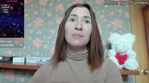 Snapshot of luxegirl67 chatting on 12-02-24, 12:07 Sophie online show from 12-02-24, 12:07