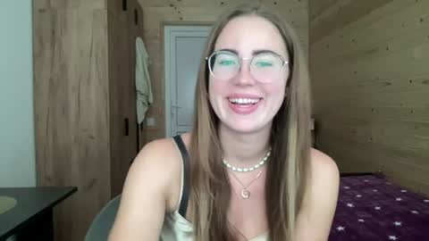 Snapshot of luxie_queen chatting on 06-19-26, 07:34 Katie online show from 06-19-26, 07:34