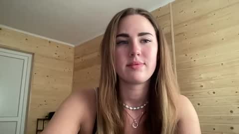 Snapshot of luxie_queen chatting on 06-25-26, 02:21 Katie online show from 06-25-26, 02:21