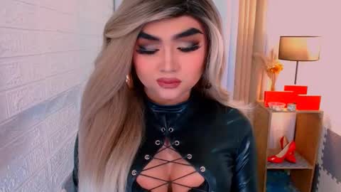 Snapshot of luxsasha chatting on 01-06-26, 03:05 Sasha Blaire online show from 01-06-26, 03:05