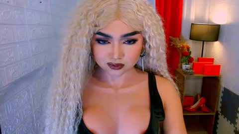 Snapshot of luxsasha chatting on 02-17-26, 06:58 Sasha Blaire online show from 02-17-26, 06:58