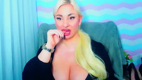Snapshot of luxuriaaa chatting on 06-14-26, 08:00 Luxuriaa online show from 06-14-26, 08:00
