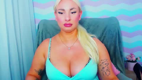 Snapshot of luxuriaaa chatting on 06-22-26, 05:54 Luxuriaa online show from 06-22-26, 05:54