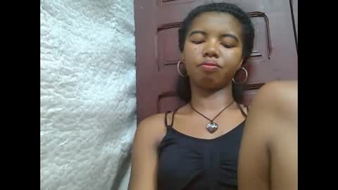 Snapshot of lydialarin chatting on 02-17-25, 01:10 Lydiah online show from 02-17-25, 01:10
