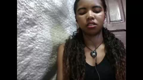 Snapshot of lydialarin chatting on 09-28-25, 03:28 Lydiah online show from 09-28-25, 03:28