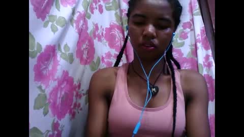 Snapshot of lydialarin chatting on 10-13-25, 03:06 Lydiah online show from 10-13-25, 03:06