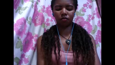 Snapshot of lydialarin chatting on 10-14-25, 04:08 Lydiah online show from 10-14-25, 04:08