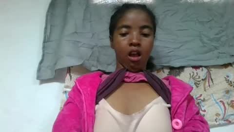 Snapshot of lydie856696 chatting on 07-12-26, 04:47 lydie856696 online show from 07-12-26, 04:47