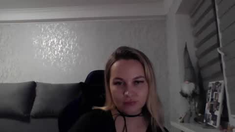Snapshot of lyeeu25 chatting on 12-14-25, 11:31 Tina online show from 12-14-25, 11:31