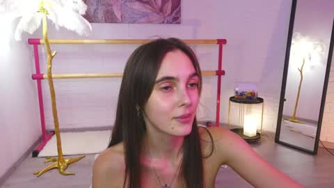 Snapshot of lyly_loveyou chatting on 01-19-25, 01:01 Lyly online show from 01-19-25, 01:01