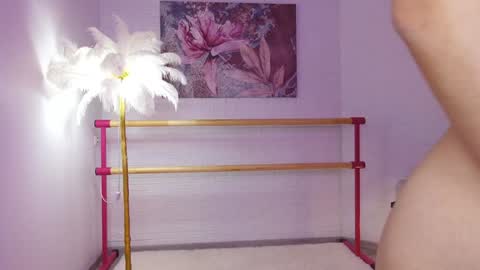 Snapshot of lyly_loveyou chatting on 02-07-25, 01:01 Lyly online show from 02-07-25, 01:01