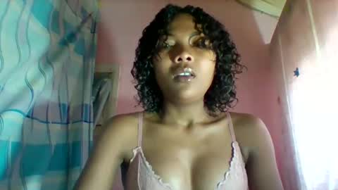 lyndah19 online show from 12-19-25, 09:49