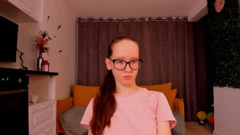 Snapshot of lynettebails chatting on 01-27-25, 04:22 Sara online show from 01-27-25, 04:22