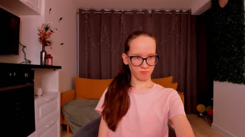 Snapshot of lynettebails chatting on 01-27-25, 07:24 Sara online show from 01-27-25, 07:24