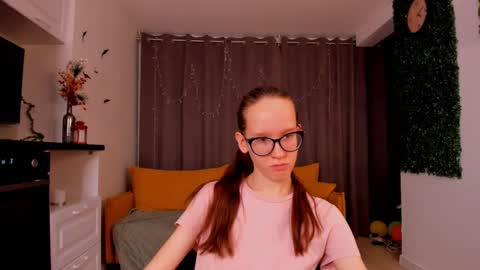 Snapshot of lynettebails chatting on 01-28-25, 01:29 Sara online show from 01-28-25, 01:29