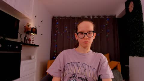 Snapshot of lynettebails chatting on 02-03-25, 10:43 Sara online show from 02-03-25, 10:43