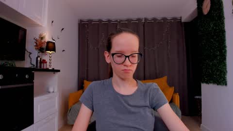 Snapshot of lynettebails chatting on 02-07-25, 01:47 Sara online show from 02-07-25, 01:47