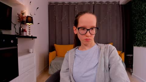 Snapshot of lynettebails chatting on 02-08-25, 10:19 Sara online show from 02-08-25, 10:19