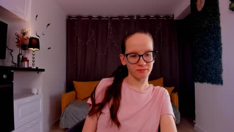 Snapshot of lynettebails chatting on 02-09-25, 10:21 Sara online show from 02-09-25, 10:21