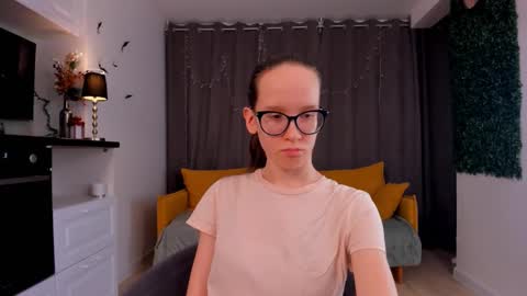 Snapshot of lynettebails chatting on 02-10-25, 01:24 Sara online show from 02-10-25, 01:24