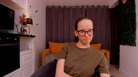 Snapshot of lynettebails chatting on 02-10-25, 10:19 Sara online show from 02-10-25, 10:19