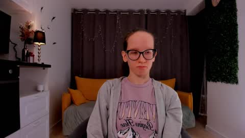 Snapshot of lynettebails chatting on 02-12-25, 07:24 Sara online show from 02-12-25, 07:24