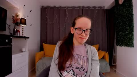 Snapshot of lynettebails chatting on 02-12-25, 10:26 Sara online show from 02-12-25, 10:26