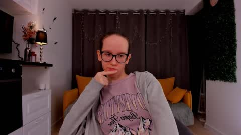 Snapshot of lynettebails chatting on 02-13-25, 01:29 Sara online show from 02-13-25, 01:29