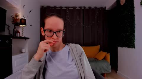 Snapshot of lynettebails chatting on 02-13-25, 07:21 Sara online show from 02-13-25, 07:21