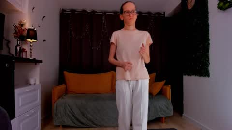 Snapshot of lynettebails chatting on 02-14-25, 01:23 Sara online show from 02-14-25, 01:23