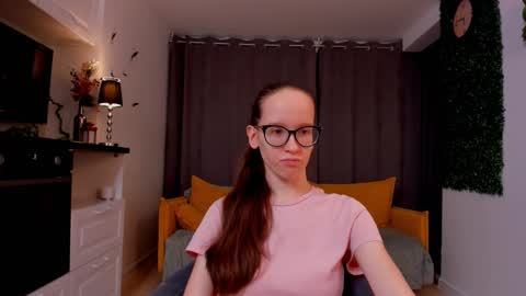 Snapshot of lynettebails chatting on 02-19-25, 04:11 Sara online show from 02-19-25, 04:11