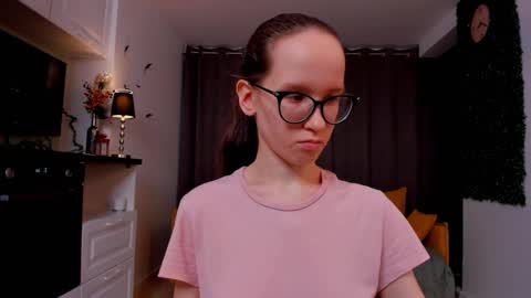 Snapshot of lynettebails chatting on 02-20-25, 02:18 Sara online show from 02-20-25, 02:18