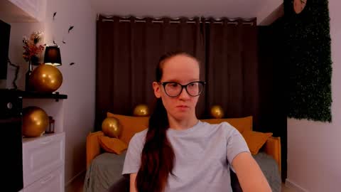 Snapshot of lynettebails chatting on 02-24-25, 04:36 Sara online show from 02-24-25, 04:36