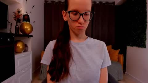 Snapshot of lynettebails chatting on 02-25-25, 01:52 Sara online show from 02-25-25, 01:52