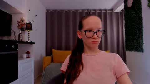 Snapshot of lynettebails chatting on 03-01-25, 10:31 Sara online show from 03-01-25, 10:31