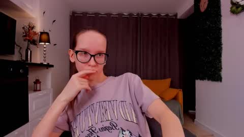 Snapshot of lynettebails chatting on 03-04-25, 07:22 Sara online show from 03-04-25, 07:22