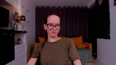 Snapshot of lynettebails chatting on 03-07-25, 01:42 Sara online show from 03-07-25, 01:42