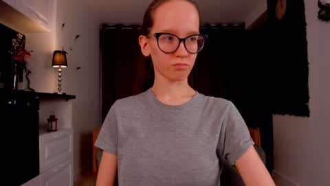 Snapshot of lynettebails chatting on 03-08-25, 10:13 Sara online show from 03-08-25, 10:13