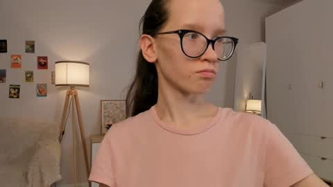 Snapshot of lynettebails chatting on 03-11-25, 01:26 Sara online show from 03-11-25, 01:26