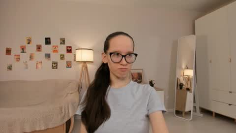 Snapshot of lynettebails chatting on 03-12-25, 04:13 Sara online show from 03-12-25, 04:13