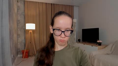 Snapshot of lynettebails chatting on 09-09-25, 04:28 Sara online show from 09-09-25, 04:28