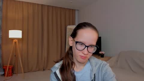 Snapshot of lynettebails chatting on 09-10-25, 04:07 Sara online show from 09-10-25, 04:07