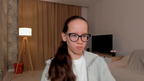 Snapshot of lynettebails chatting on 09-12-25, 04:18 Sara online show from 09-12-25, 04:18