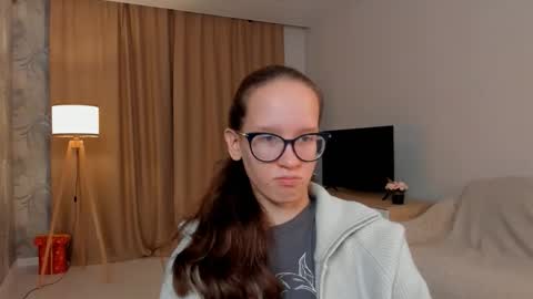 Snapshot of lynettebails chatting on 09-13-25, 04:29 Sara online show from 09-13-25, 04:29