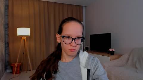 Snapshot of lynettebails chatting on 09-14-25, 04:17 Sara online show from 09-14-25, 04:17