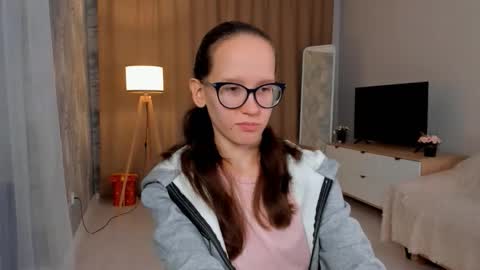 Snapshot of lynettebails chatting on 09-16-25, 04:08 Sara online show from 09-16-25, 04:08