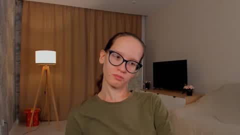 Snapshot of lynettebails chatting on 09-19-25, 04:07 Sara online show from 09-19-25, 04:07