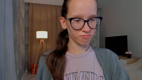 Snapshot of lynettebails chatting on 09-20-25, 04:30 Sara online show from 09-20-25, 04:30