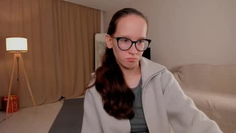 Snapshot of lynettebails chatting on 09-24-25, 04:21 Sara online show from 09-24-25, 04:21